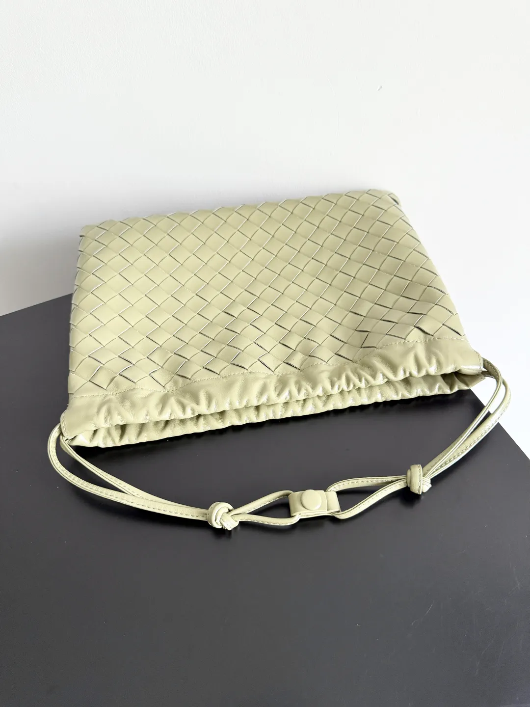 Batch 1560 Armpit bags have become a fashionable item that every girl has in their hands in recent years🛍️. The elegant and simple style has won the love of many people of different ages. However, there is an unavoidable trouble with armpit bags, that is, the capacity is too small, and BOTTEGA VENETA’s new Dustbag Considering people's travel needs, the capacity of garbage bags has been greatly upgraded. Folding umbrellas, water cups, and girls' makeup powder and lipstick can all be accommodated. It is very light and resistant to dirt. Even if you have a lot of things when traveling, it can reduce the burden to a certain extent. The shoulder straps are buckled and can be changed at will. It can be used for hand holding or as the liner of a large bag. After the drawstring is drawn, it looks like a cloud bag. It is very suitable for concave styling when traveling in summer🙋🏻‍♀️ Style number: 796728 Size: 32*23*1cm